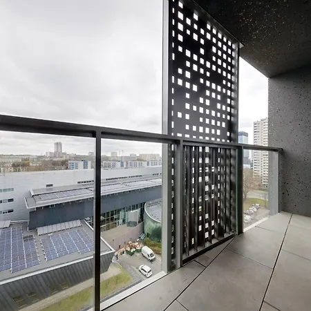 - Center - Luxury - S74 *